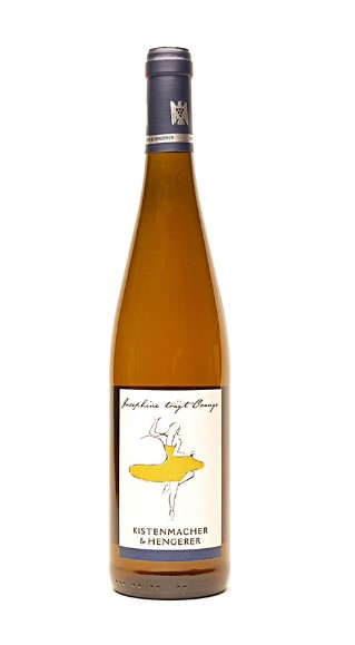 Kistenmacher Josephine trägt Orange trocken Orangewine 75cl